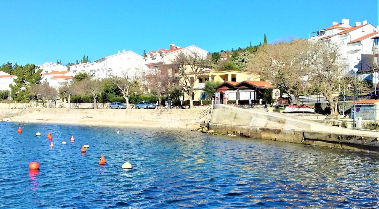 Branko Fabijanic Front Row By The Sea Daire Selce Dış mekan fotoğraf